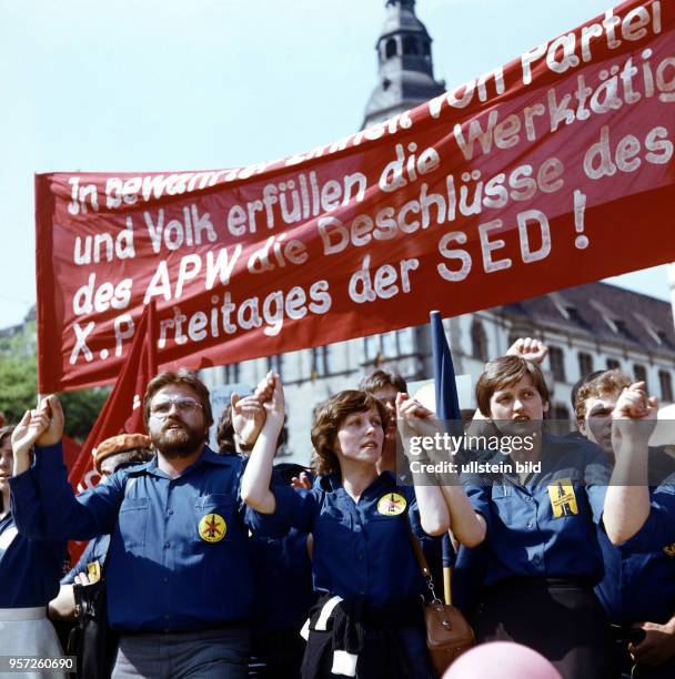 Mitglieder der Freien Deutschen Jugend im Blauhemd unter einer Losung, aufgenommen im Otkober 1983 bei einer Friedensmanifestation der FDJ in Halle.