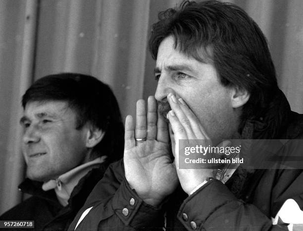 An der Seite seines Assistenten Jürgen Decker ruft der Rostocker Hansa-Trainer Uwe Reinders von der Trainerbank in das Spielfeld. Der...