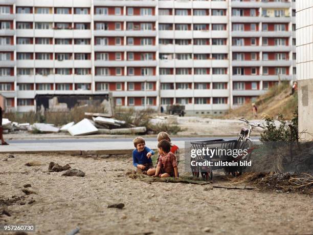 Kinder spielen in einem ungepflegten Umfeld in einem Neubaugebiet in Magdeburg, undatiertes Foto von 1979.