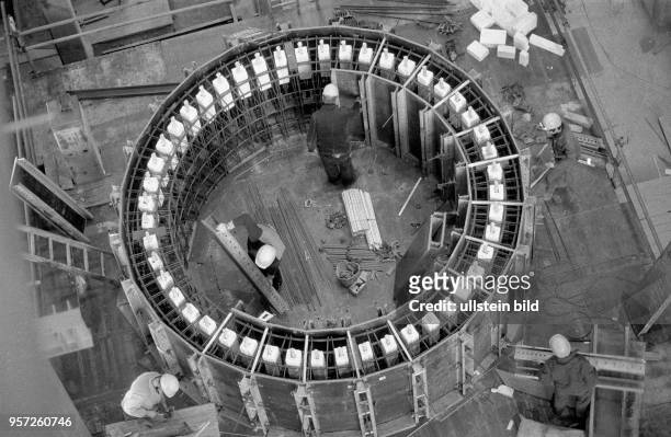 Arbeiter bauen im Winter 1990 im Inneren des Containments am Reaktor Stendal II im Kernkraftwerk Stendal. Der in den 1980ern als größtes...
