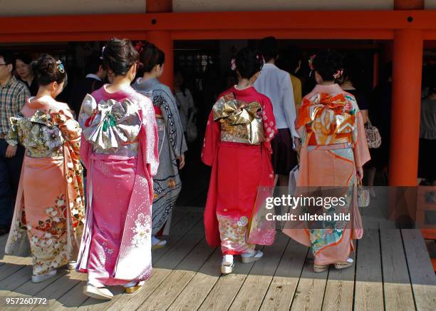 Oktober 2009 / Japan / Insel Miyajima / Anläßlich einer Hochzeit tragen das Brautpaar und die Gäste traditionelle japanische Kleidung bei einem...