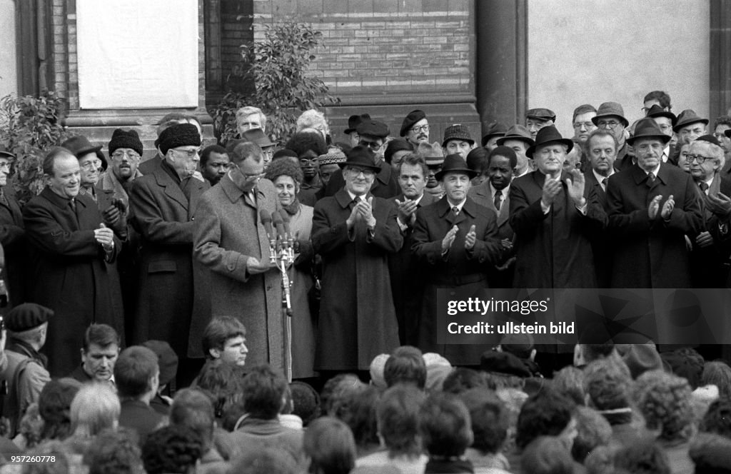 DDR - Symbolische Grundsteinlegung