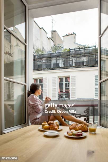 frau mit frühstück im hotel in paris - hotel balcony stock-fotos und bilder