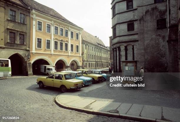 Parkende Pkw Wartburg und Trabant und eine Telefonzelle in der Altstadt von Görlitz, undatiertes Foto von 1990.