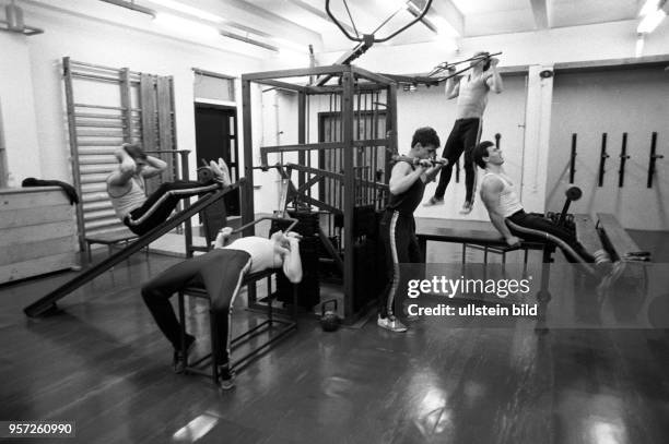 Offiziersschüler der Offiziershochschule der Grenztruppen der DDR "Rosa Luxemburg" in Suhl beim Kraftsport, undatiertes Foto vom Oktober 1984.