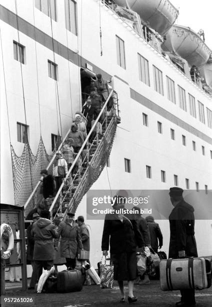 Das neue DDR-Passagierschiff "Arkona" hat nach elftägiger Ostsee-Kreuzfahrt am Passagierkai im Hafen von Rostock-Warnemünde festgemacht und die...