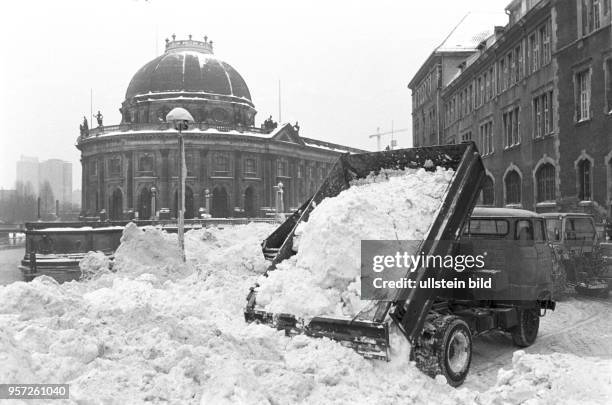 Lkw kippen am Spreeufer vor dem Bodemuseum Schneemassen aus dem Stadtgebiet ab, undatiertes Foto vom Februar 1979. Der Schnee wird in die Spree...