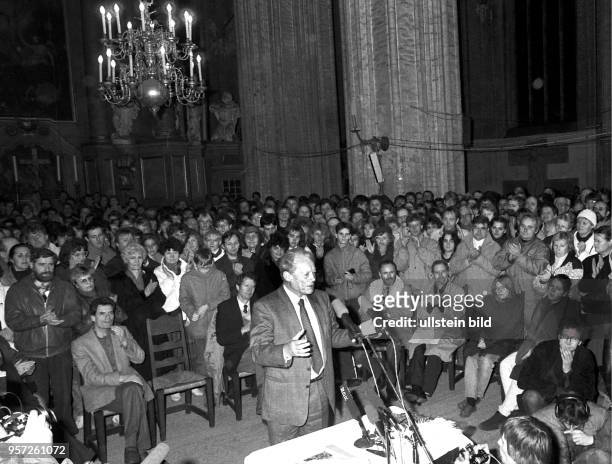 Rostock / Wendezeit / November 89 / Altbundeskanzler und SPD-Ehrenvorsitzender Willy Brandt spricht in der Rostocker Marienkirche vor hunderten...