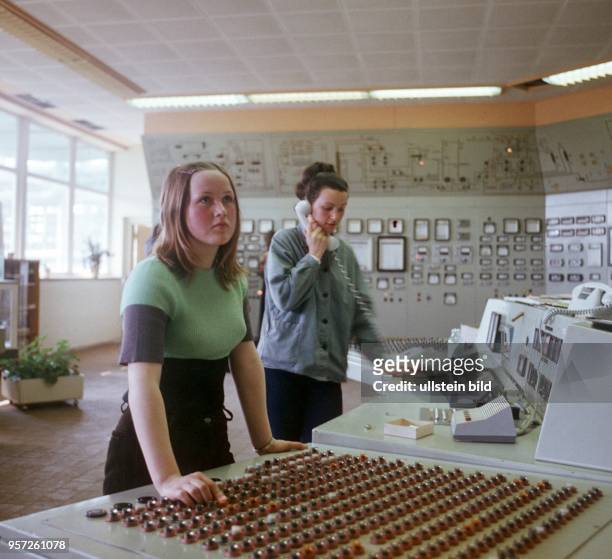 Zwei Arbeiterinnen in der Steuerzentrale des VEB Papierfabrik Schwedt, undatiertes Foto aus dem Jahr 1974. 1959 wurde mit dem Bau der Papierfabrik...