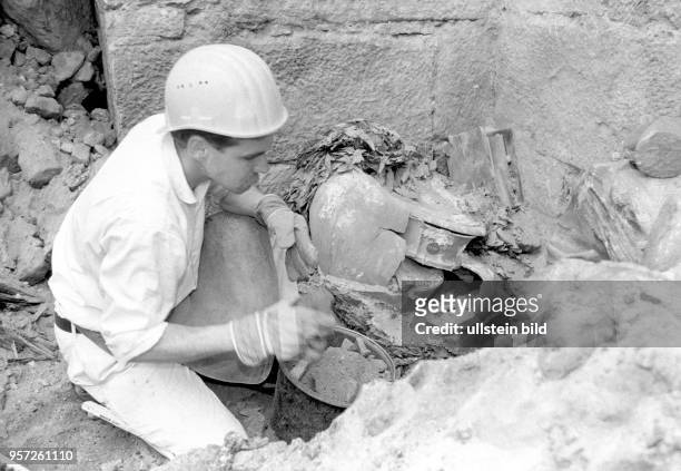 Ein Denkmalschutz-Experte legt im Kellergewölbe in der Ruine der Frauenkirche in Dresden während der Sicherungsarbeiten und der Beräumung des Schutts...