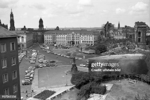 Blick über den Neumarkt in Dresden auf die Ruine der Frauenkirche, rechts unten im Bild der Spielplatz eines Kindergartens, aufgenommen im August...