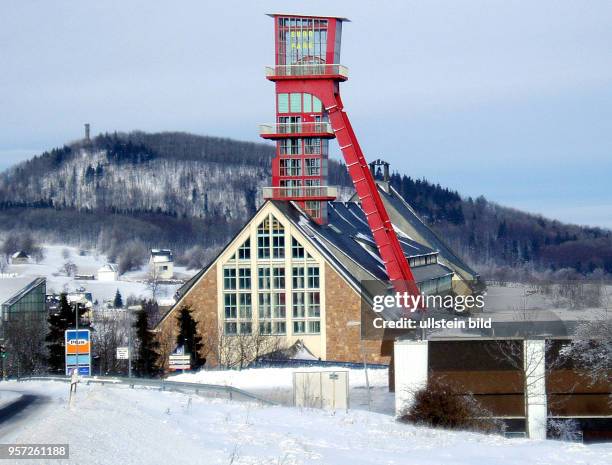 In der Winterlandschaft bei Altenberg steht als technisches Denkmal der Arno-Lippmann-Schacht, aufgenommen im Jahr 2005. Bereits 1991 wurde der...