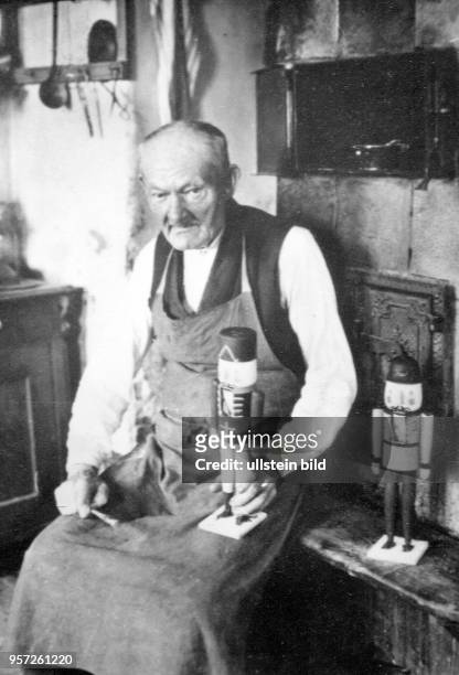 Die undatierte historische Aufnahme aus Familienbesitz zeigt Wilhelm Füchter mit zwei aus Holz gefertigten Nußnknackern in seiner Werkstatt im...