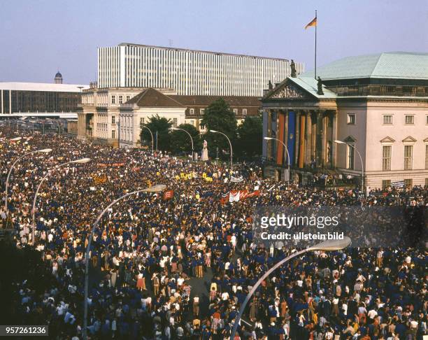 Tausende Jugendliche und Mitglieder der Freien Deutschen Jugend auf der Straße Unter den Linden im Juni 1984 bei einer Großveranslatung zum...