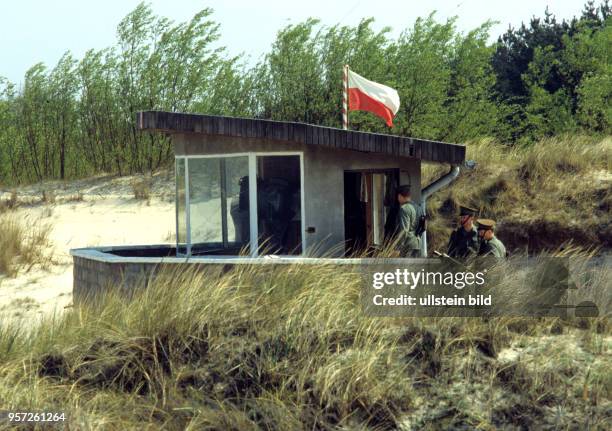 Eine Beobachtungsstand mit polnischer Flagge an der Staatsgrenze zwischen Deutschland und Polen am Ostseestrand auf der Insel Usedom zwischen dem...