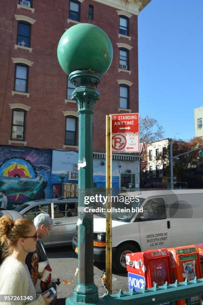 New York im November 2015. U-Bahnzugänge sind durch eine Grüne Kugel gekennzeichnet, hier die Station an der Bedford st.