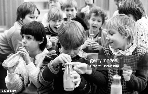 Schulkinder besuchen die Molkerei Stralsund und bekommen sogleich eine Flasche Milch zu trinken, aufgenommen am .