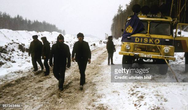 Eine rollende Diskothek auf einem LKW trifft 1986 in der Sowjetunion im Gebiet Perm im Ural auf der Baustelle der Erdgastrasse aus Russland nach...