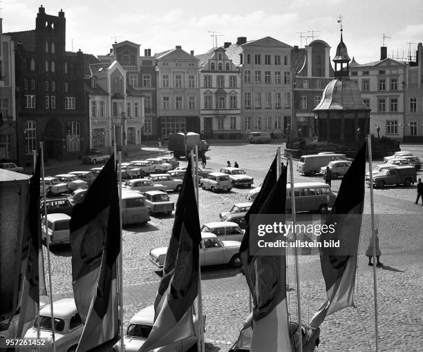 Gehisste DDR-Flaggen am Marktplatz der Hansestadt Wismar mit seinen historischen Bürgerhäusern sowie der von 1580 bis 1602 fertiggestellten Wismarer...