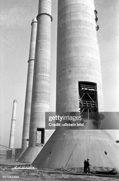An einem der 140 Meter hohen Schornsteine im Kraftwerk Lübbenau befestigen Arbeiter der Brigade "Eggeling" die verzinkten Steigleitern, aufgenommen...