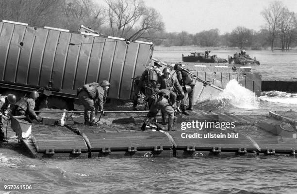 Pioniere verlegen eine Pontonbrücke - Militärbeobachter aus 23 KSZE-Signatarstaaten beobachten im April 1988 die Übung "Drushba 88" im Raum Magdeburg.