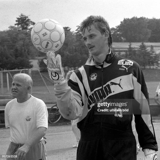 Der Rostocker Hansa-Torhüter Jens Kunath jongliert im Vorbereitungstraining auf die neue Saison 1990/91 einen Ball auf den Handschuhspitzen. Hinter...