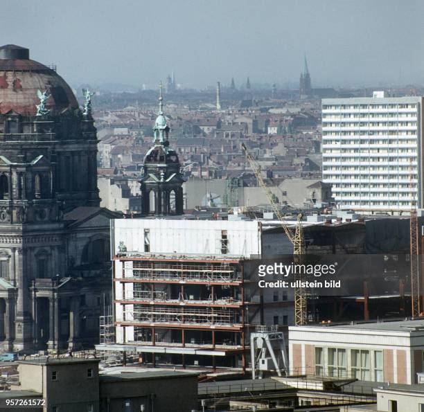 Blick auf den Rohbau eines Teils des Palastes der Republik, links der Berliner Dom, undatiertes Foto aus dem Jahr 1974. In den 1970er begann die...