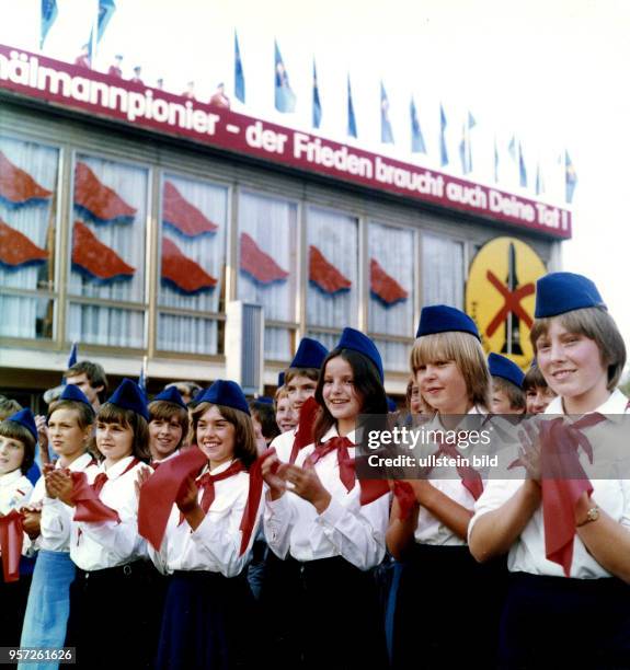 Mädchen und Jungen in Pionierkleidung mit Käppi, Halstuch und weißer Bluse bei einem Appell vor dem Volkstheater in Bautzen zum VII. Pioniertreffen...