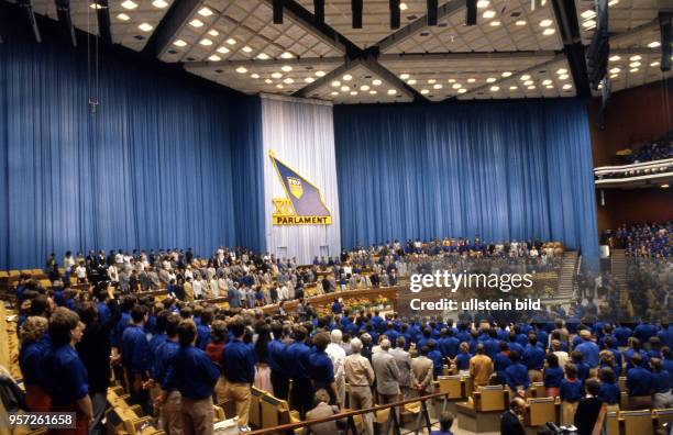 Jugendliche im Blauhemd der FDJ und das Präsidium im Palast der Republik in Berlin , aufgenommen im Mai 1985 beim XII. Parlament der Freien Deutschen...