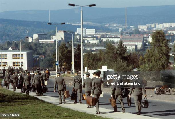 Offiziersschüler auf Heimaturlaub beim Verlassen der 1984 eröffneten Offiziershochschule der Grenztruppen der DDR "Rosa Luxemburg" in Suhl,...