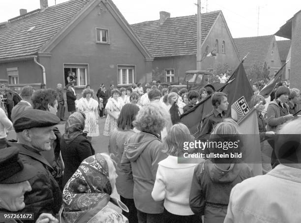 Junge Leute in Spreewälder Trachten und mit FDJ-Fahne beim Festumzug zum Fest der Sorbischen Kultur am in der Gemeinde Heinersbrück bei Peitz. Die...