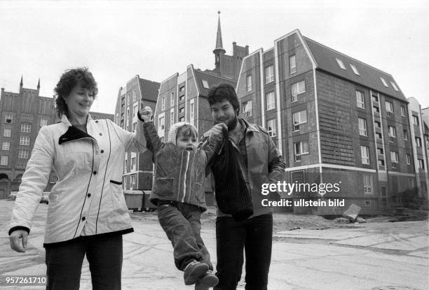 Die Familie des jungen Schiffbauers Ingo Petzold freut sich über die Übergabe ihrer Wohnung am 1.10.1984. Auf einer feierlichen Veranstaltung...