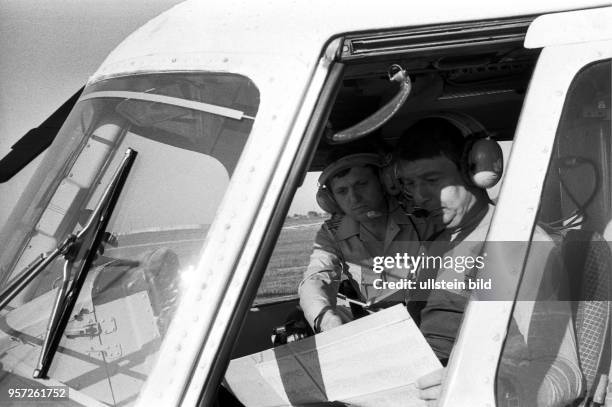 Rostock / Deutsche Volkspolizei / 80iger Jahre/ Flugvorbereitungen zum Verkehrsinformations-Flug mit dem Hubschrauber - neben die Piloten hat...