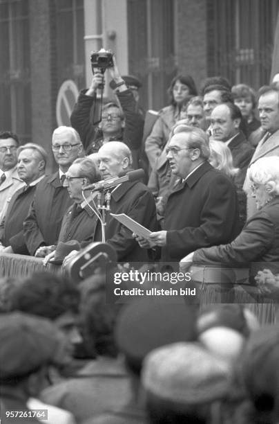 Konrad Naumann, Erster Sekretär der SED-Bezirksleitung Berlin, spricht im November 1978 zu Arbeitern des VEB Kombinat Narva, undatiertes Foto....