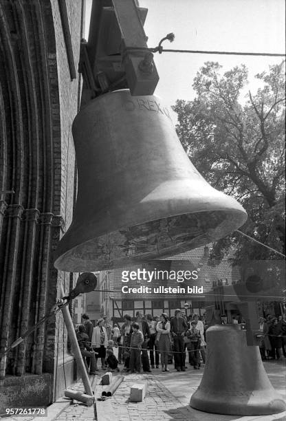 Zahlreiche Einwohner verfolgen gespannt den Aufzug der beiden neuen Turmglocken auf den Turm der Rostocker Marienkirche, aufgenommen im Juni 1980....