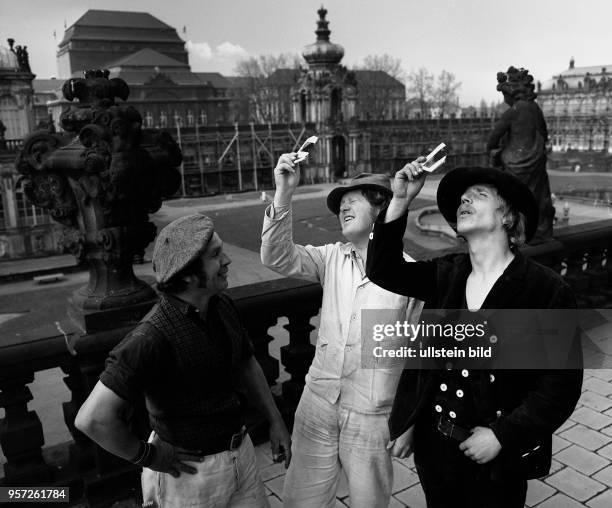 Durch eine spezielle Schutzfolie betrachten Handwerker von der Galerie im Hof des Dresdner Zwingers die partielle Sonnenfinsternis am 28.4.1976.