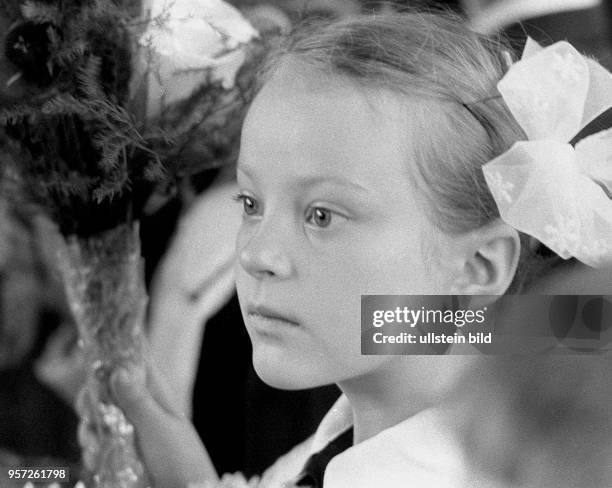 Ein Mädchen in Schulkleidung bei der Einschulung in der Stadt Wologda, aufgenommen 1977. 500 km nordöstlich von Moskau gelegen gehört Wologda heute...