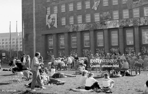 Anhänger finden sich am Tag der Volkskammerwahl auf dem Rasen vor dem ehemaligen ZK - Gebäude ein - an der Fassade ein großes Bild von Gregor Gysi,...