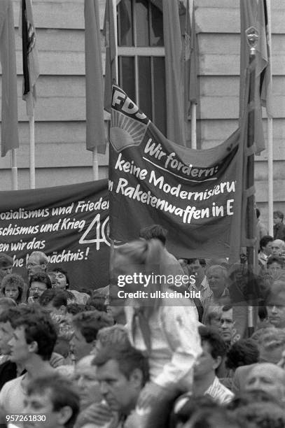 Teilnehmer einer Kundgebung am Bebelplatz in Berlin für die Opfer des Faschismus tragen Transparente mit Parolen zur Friedenssicherung und zur...