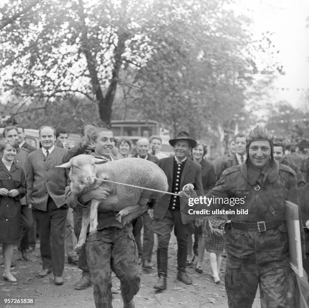 Russische Panzerfahrer erhalten bei der Begegnung mit der Bevölkerung nach dem Manöver "Waffenbrüderschaft" ein Schaf, aufgenommen im Oktober 1970 im...