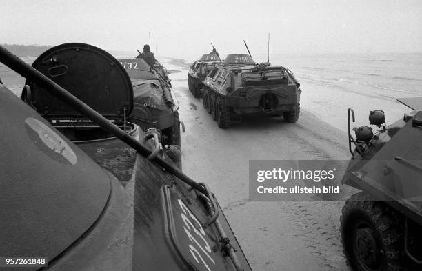 Panzersoldaten bei einer Truppenübung an der Ostsee auf Usedom im Raum Peenemünde, aufgenommen 1983.