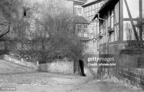 Blick um 1960 in den Innenhof des Quedlinburger Schlosses, im Hintergrund der einzige Zugang. Rechts Teile des Renaissance-Schlosses und die...