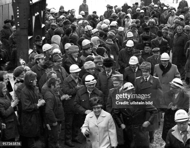 Schiffstaufe und Stapellauf des Motorfrachters "Fliegerkosmonaut der DDR Sigmund Jähn" auf der Neptun Werft in Rostock, aufgenommen am . Hier werden...