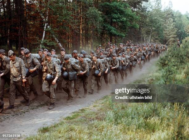 Geländemarsch - Ausbildung von Unteroffiziersschülern der Unteroffiziersschule "Egon Schultz" in Perleberg, undatierte Foto von 1978.