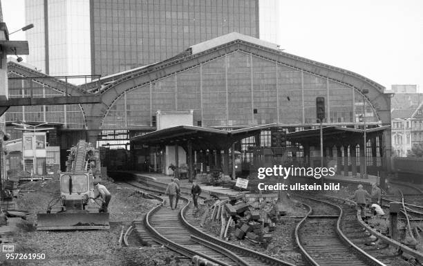 Bauarbeiten am S-Bahnhof Friedrichstrasse in Berlin sollen ermöglichen, daß die Züge wieder von Ost nach West durchfahren können - links enden die...