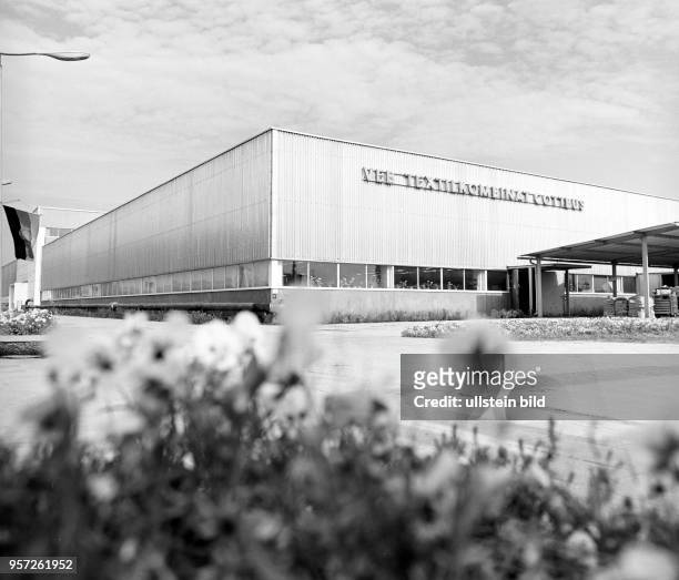 Der neue VEB Textilkombinat Cottbus wurde Ende der 1960er Jahre als moderne Produktionsstätte errichtet, undatiertes Foto von 1970. Hier wurde...