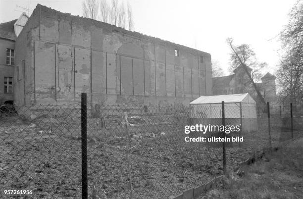 Nur noch als Ruine steht grau und verfallen dieser historische Anbau, das einstige Schlosstheater, hinter einem Maschendrahtzaun am Rande von Schloss...