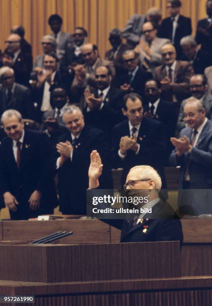 Winkend steht Erich Honecker, Generalsekretär des ZK der SED und Vorsitzender des Staatsrates der DDR beim X. Parteitag der SED am im Palast der...