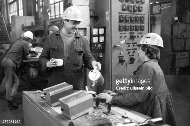 Ein Arbeiter schenkt einem Kollegen eine Tasse Kaffee ein, aufgenommen am in der zum Mansfeld Kombinat "Wilhelm Pieck" gehörenden Kupfer-Silber-Hütte...