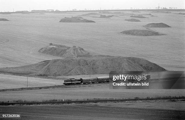 Blick über eine Halde-Landschaft bei Hettstedt im Mansfelder Land, aufgenommen am . Im Vordergrund fährt eine Bahn vorbei. Im Mansfelder Land wurde...